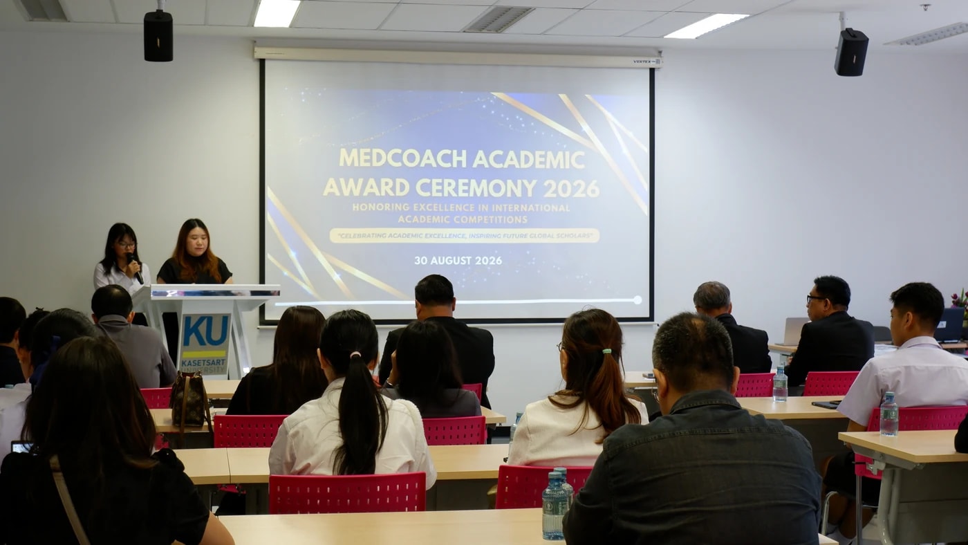 บรรยากาศห้องพิธีมอบรางวัล MedCoach Academic Award Ceremony 2026 ขณะเปิดงาน