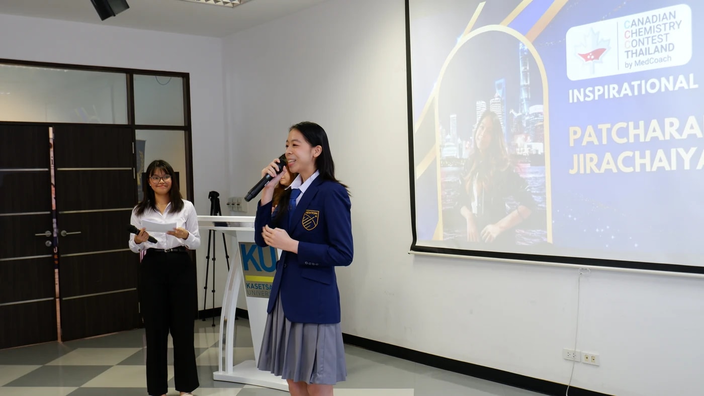ผู้ได้รับรางวัลกล่าวแบ่งปันประสบการณ์ข้างโพเดียมในช่วง Inspirational Sharing